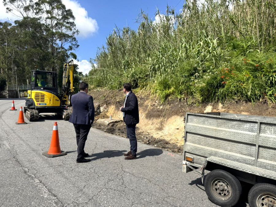 Los operarios trabajan ya en las mejoras de la seguridad vial en la subida de Espiñeira
