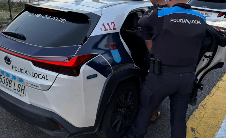 La Policía Local de Sanxenxo detiene a un joven de Portonovo por irrumpir en una finca y amenazar al dueño con una navaja