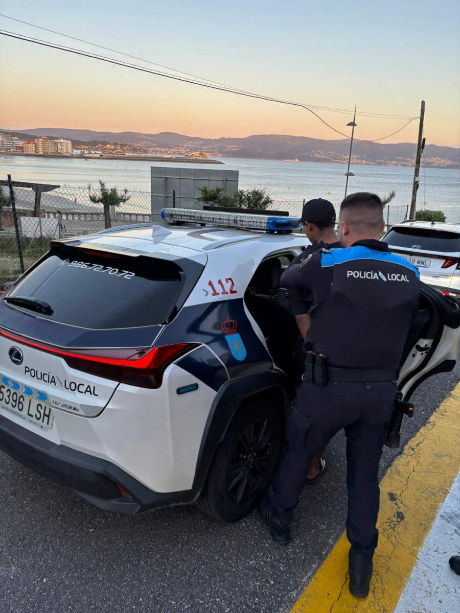 La Policía Local de Sanxenxo detiene a un joven de Portonovo por irrumpir en una finca y amenazar al dueño con una navaja