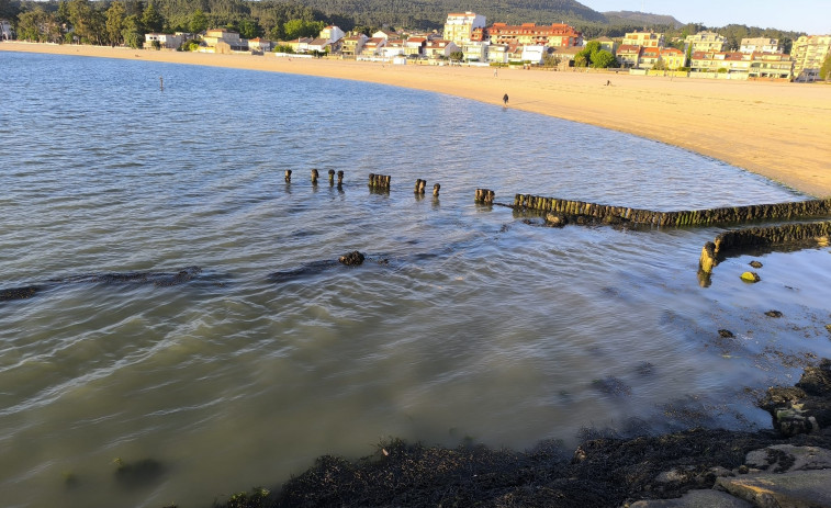 El Concello de Vilagarcía investiga el origen de una mancha en el mar de la playa de A Concha