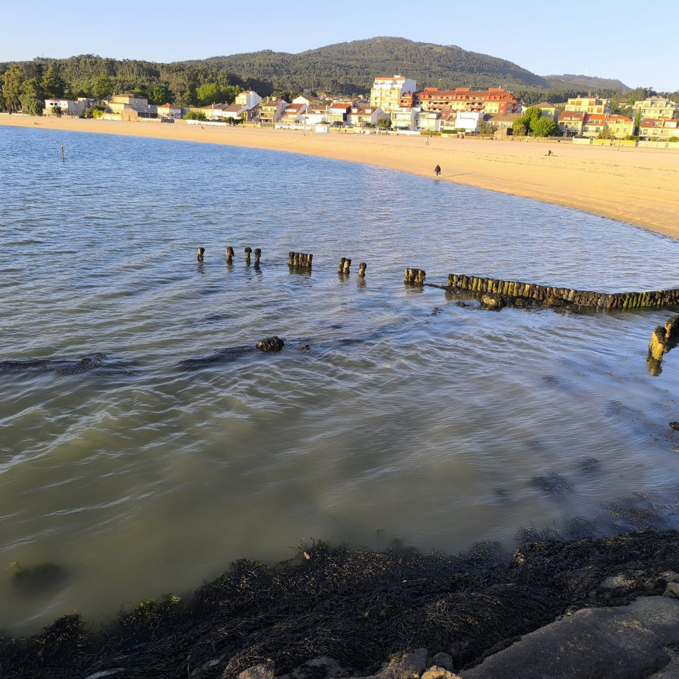El Concello de Vilagarcía investiga el origen de una mancha en el mar de la playa de A Concha