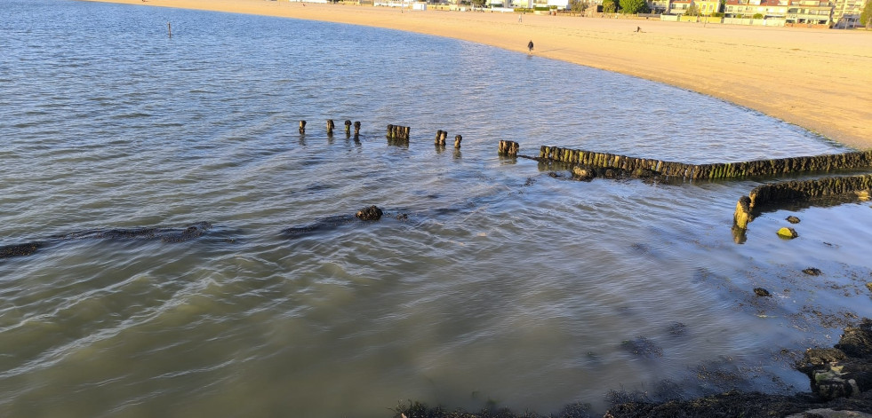 El Concello de Vilagarcía investiga el origen de una mancha en el mar de la playa de A Concha