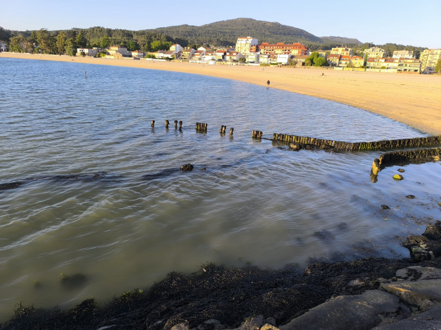 El Concello de Vilagarcía investiga el origen de una mancha en el mar de la playa de A Concha