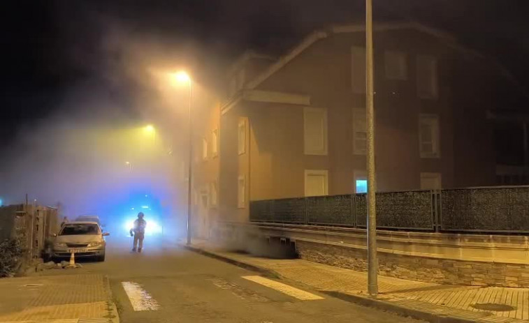 Un incendio en un garaje de Vilagarcía calcina varios coches y obliga al desalojo de los vecinos