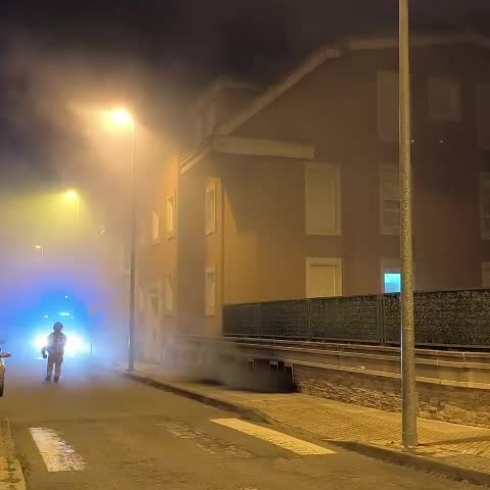 Un incendio en un garaje de Vilagarcía calcina varios coches y obliga al desalojo de los vecinos