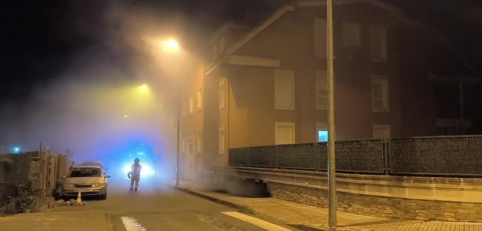 Un incendio en un garaje de Vilagarcía calcina varios coches y obliga al desalojo de los vecinos