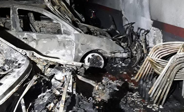 La Policía Científica investiga el incendio en un garaje de Veiga de Lamas
