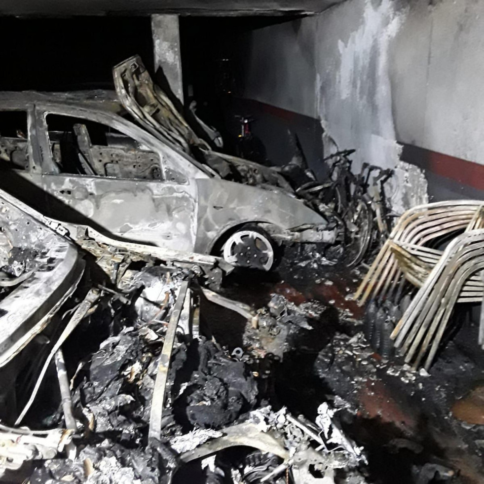 La Policía Científica investiga el incendio en un garaje de Veiga de Lamas