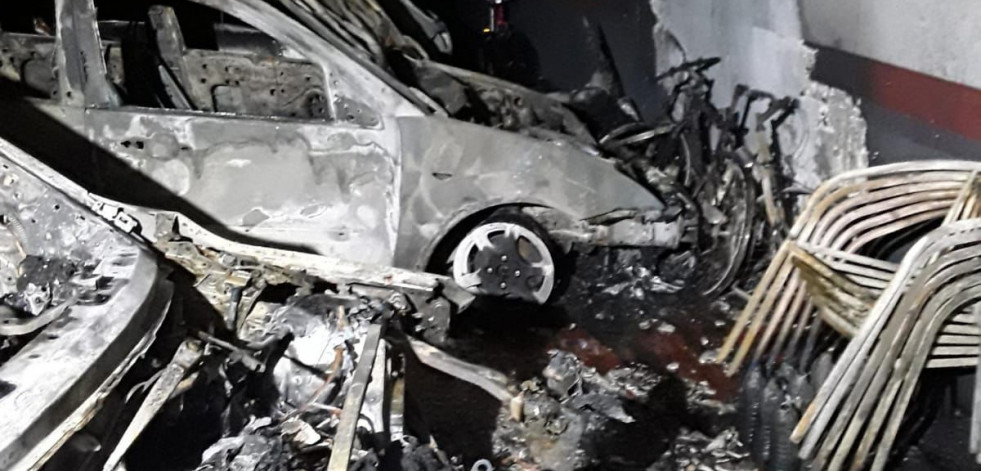 La Policía Científica investiga el incendio en un garaje de Veiga de Lamas