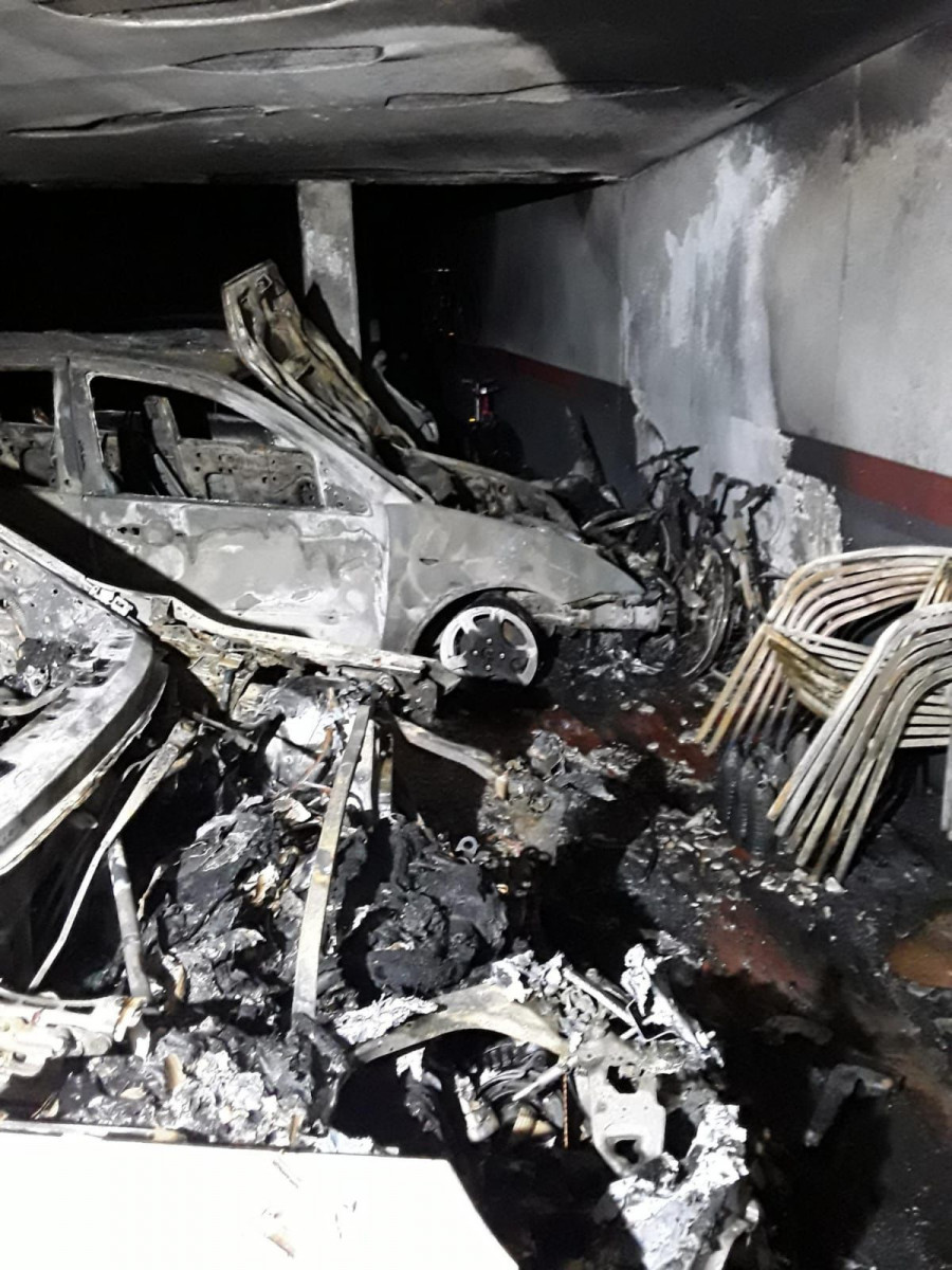 La Policía Científica investiga el incendio en un garaje de Veiga de Lamas