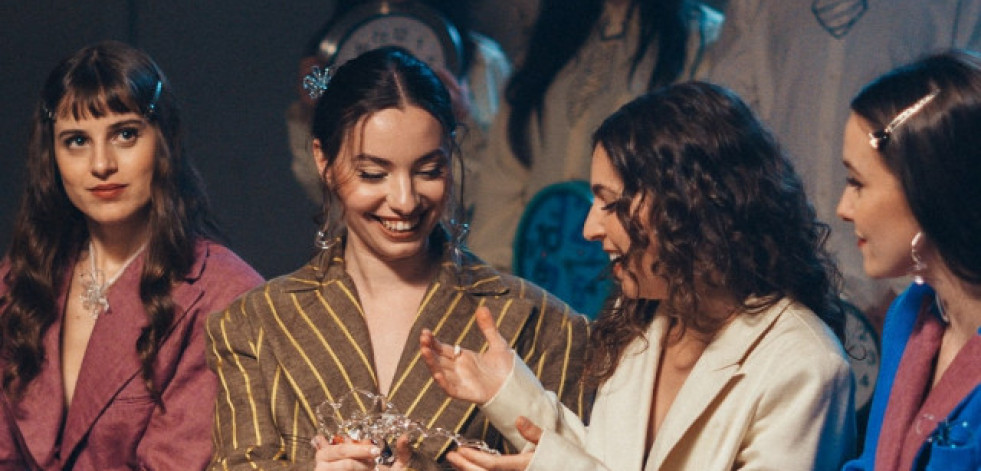 Fillas de Cassandra presenta unha nova obra do universo Hibernarse: unha colección de xoias de cristal, feita a man, en colaboración con Toda Frágil