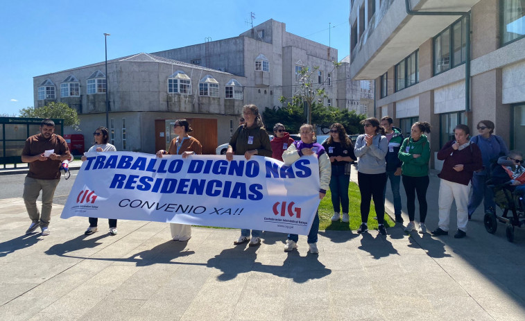 Los trabajadores de la DomusVi de Ribeira se concentran para reclamar mejoras salariales