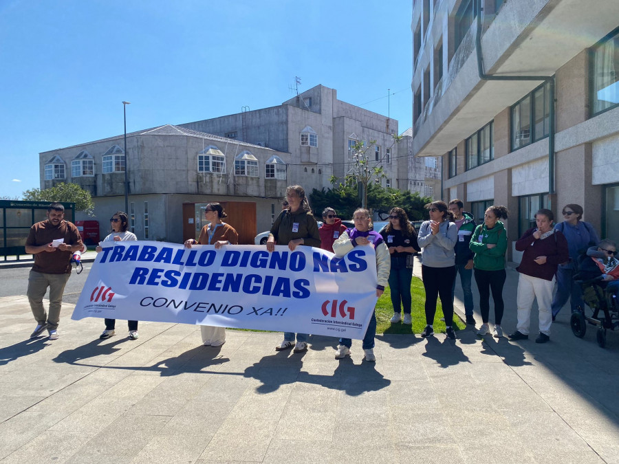 Los trabajadores de la DomusVi de Ribeira se concentran para reclamar mejoras salariales