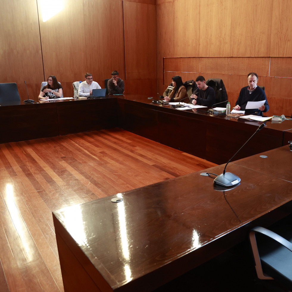 El Pleno de A Illa aborda un recurso popular contra la sesión de los presupuestos