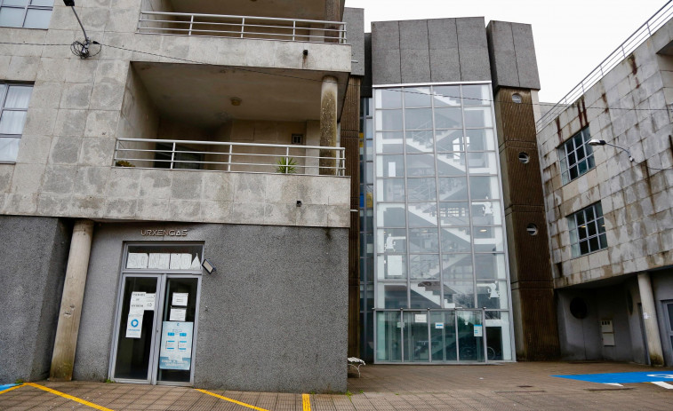 El PSOE critica la falta de ascensor en el centro de salud de Vilanova y el BNG convoca una protesta ante el de Dena