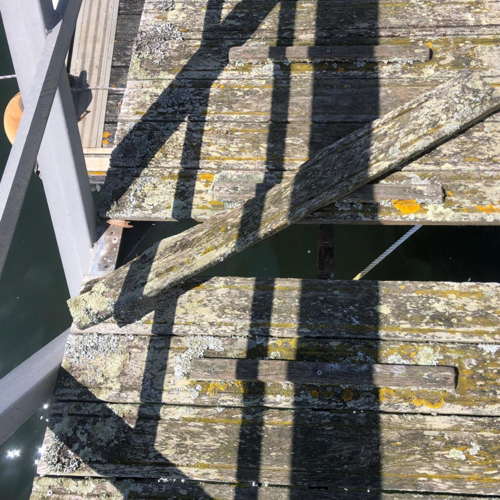 El BNG señala el peligro que supone para los marineros el estado del muelle de la Arnosa