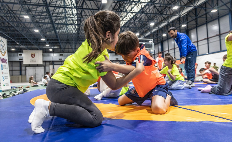 Fexdega acogió una jornada de promoción de luchas olímpicas con los escolares de Vilagarcía