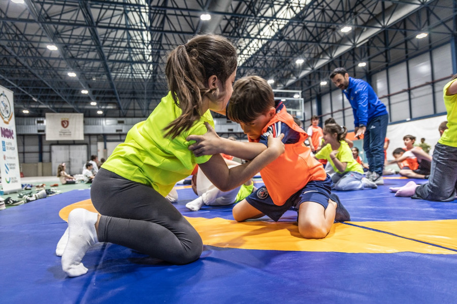 Fexdega acogió una jornada de promoción de luchas olímpicas con los escolares de Vilagarcía
