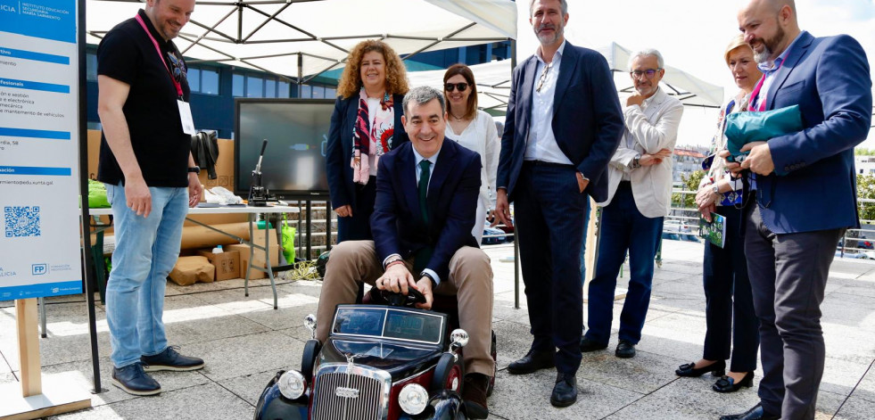 El ingenio se da cita en Vilagarcía en la carrera Barreiros-Emotion del Congreso de Mobilidade