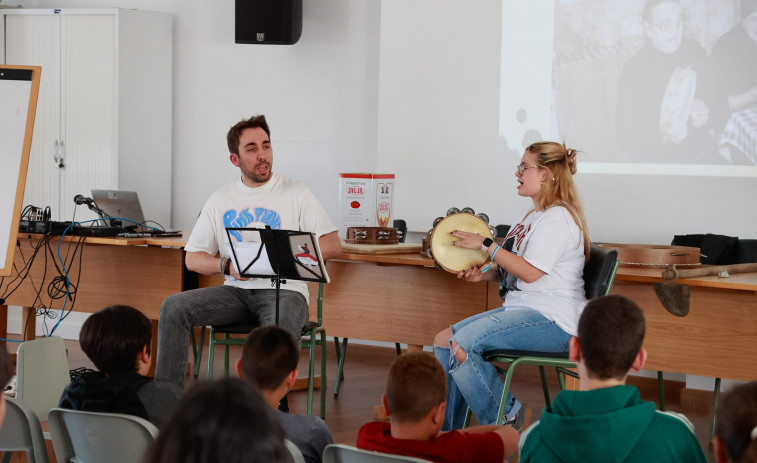A tradición oral e os cancioneiros populares chegan a preto dun centenar de alumnos de Carril e O Cotarelo