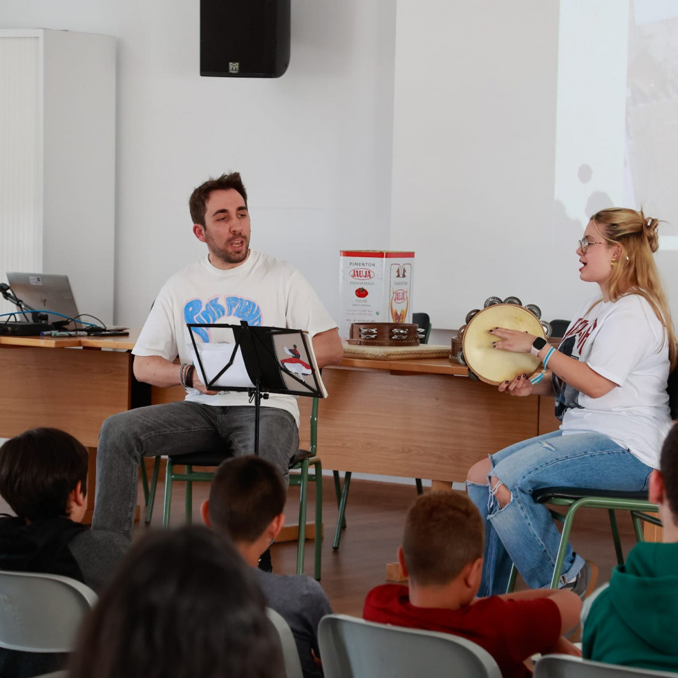 A tradición oral e os cancioneiros populares chegan a preto dun centenar de alumnos de Carril e O Cotarelo