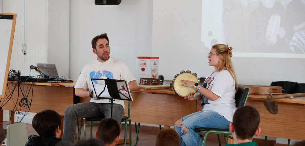 A tradición oral e os cancioneiros populares chegan a preto dun centenar de alumnos de Carril e O Cotarelo