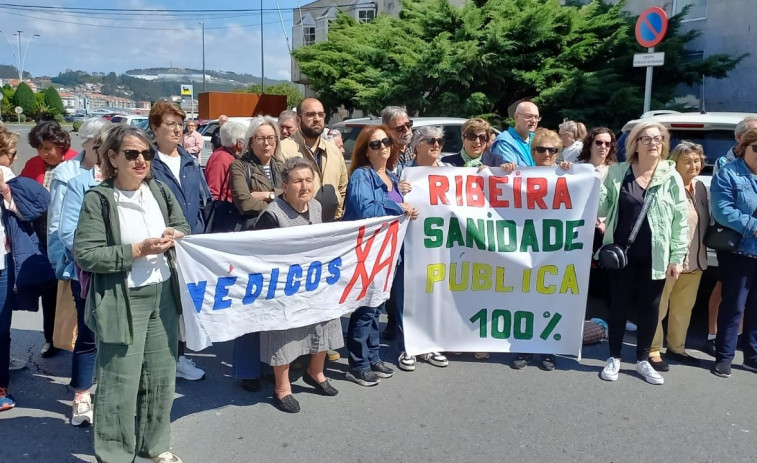 Ribeira se concentra de nuevo y pide solución ante la falta de médicos de atención primaria