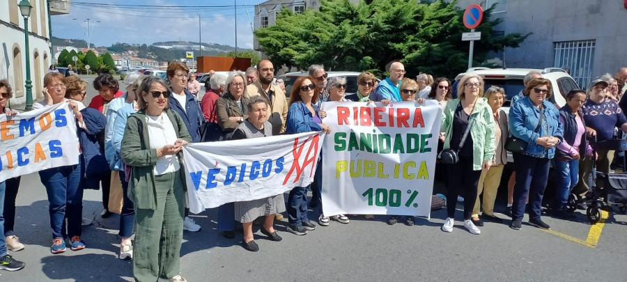Ribeira se concentra de nuevo y pide solución ante la falta de médicos de atención primaria