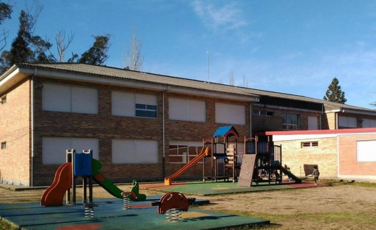 Manuel Fariña pide la reapertura del aula del colegio San Clemente en Caldas
