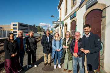 Diputados del pp en la estacion de Catoira