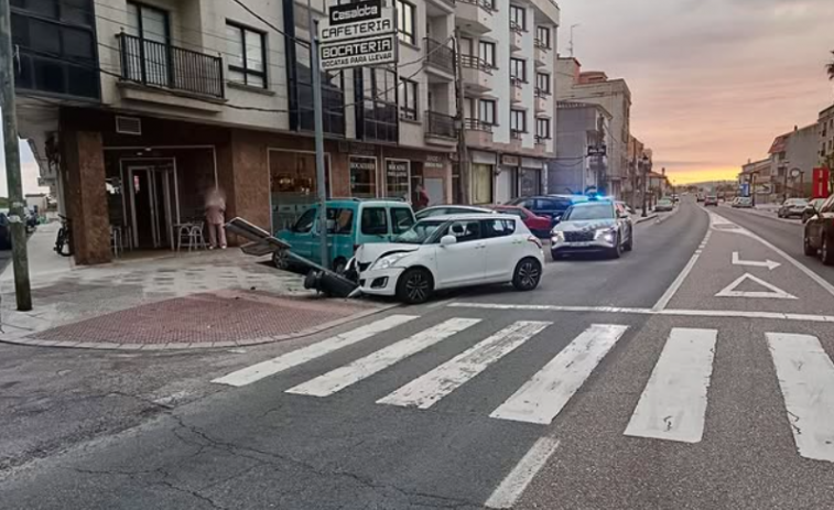 Accidente en Sanxenxo por alcoholemia: una conductora se sale de la vía y choca contra una señal