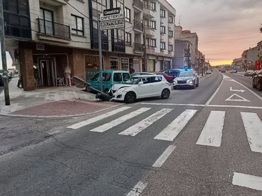 Accidente en Sanxenxo por alcoholemia: una conductora se sale de la vía y choca contra una señal