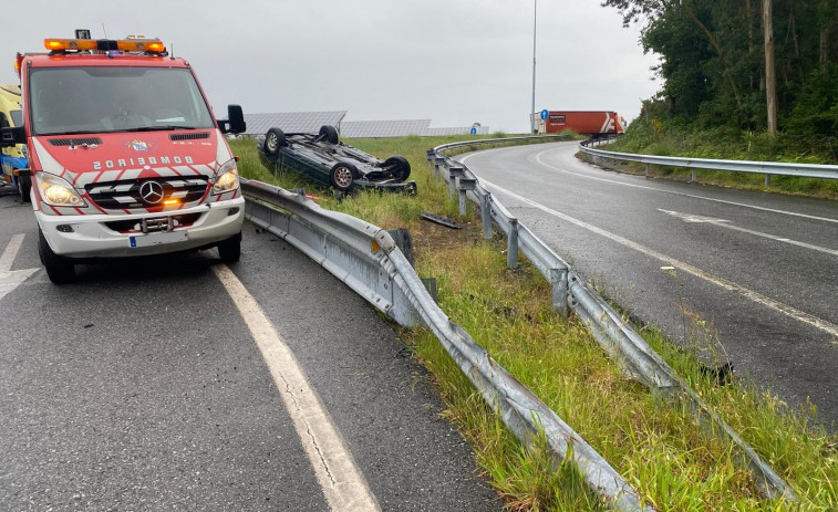 Un coche vuelca y deja un herido leve en el Concello de Boiro