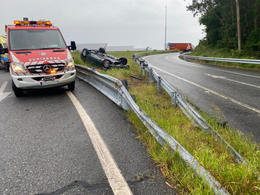 Un coche vuelca y deja un herido leve en el Concello de Boiro