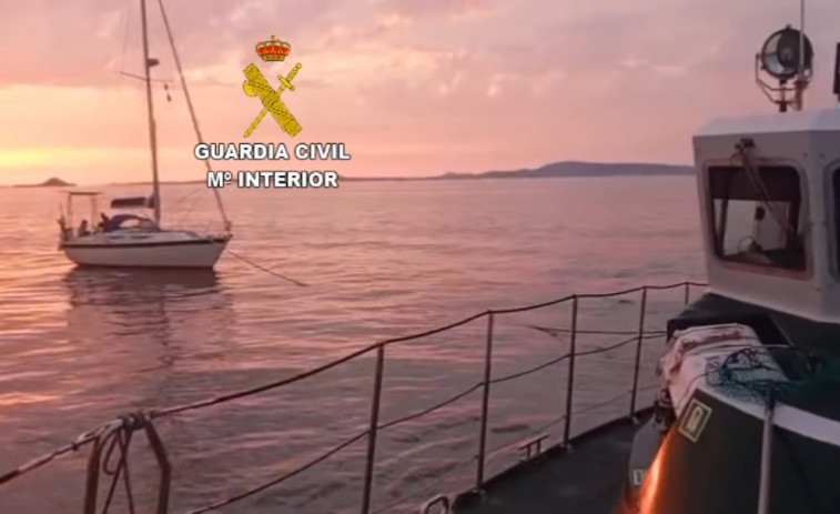La Guardia Civil rescata un velero a la deriva en la Ría y lo remolca hasta Pedras Negras