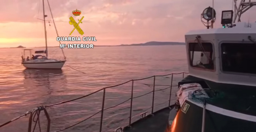 La Guardia Civil rescata un velero a la deriva en la Ría y lo remolca hasta Pedras Negras