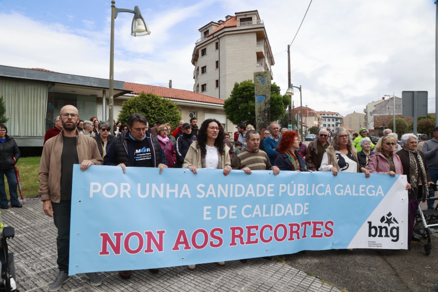 El BNG protesta en la calle y lanza acciones políticas ante la falta de médico en Dena