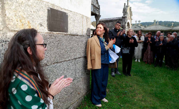 Una placa y una exposición sobre el uso del gallego en los cementerios del municipio