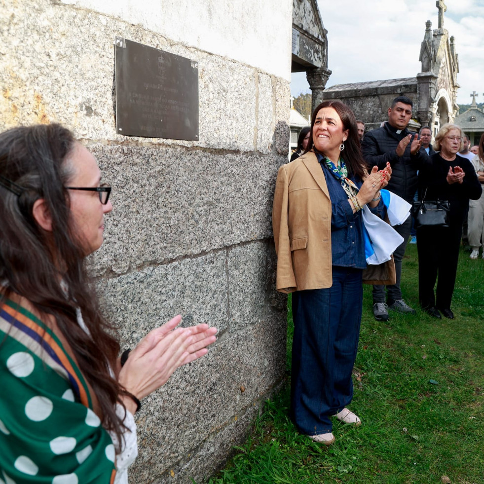 Una placa y una exposición sobre el uso del gallego en los cementerios del municipio