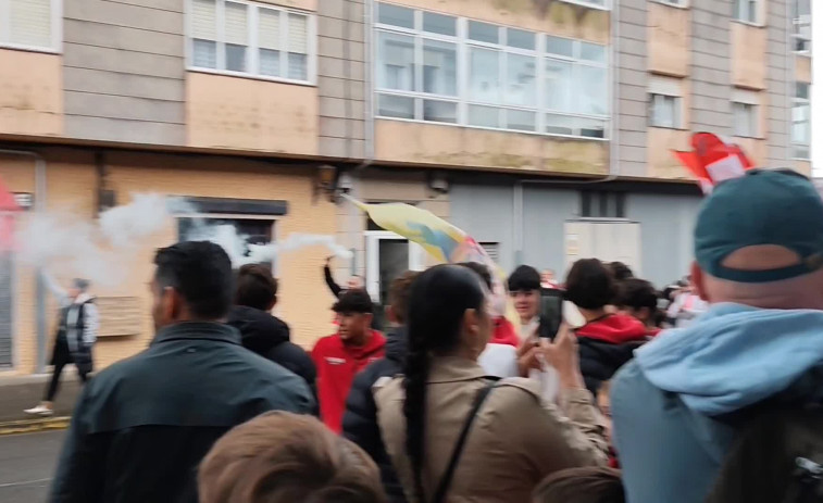 Vídeo: Así recibe la afición al Arosa antes de su final por el play -off con el Alondras