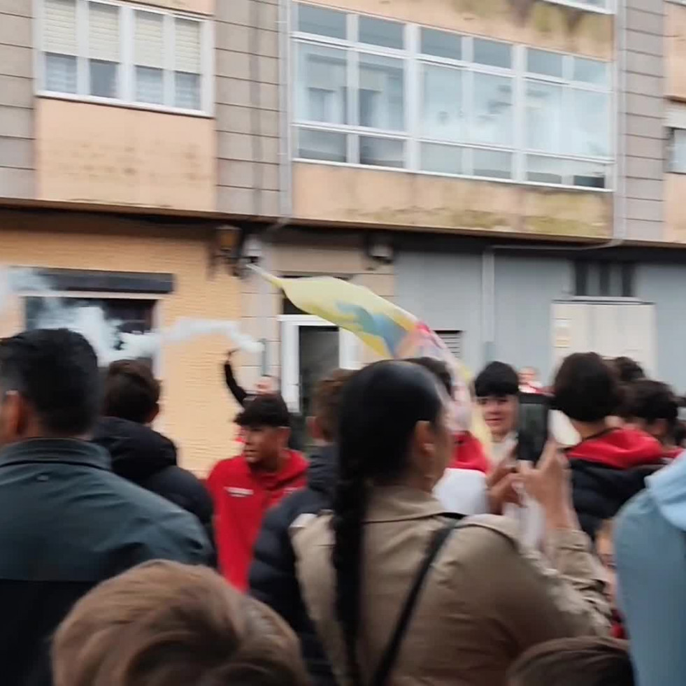 Vídeo: Así recibe la afición al Arosa antes de su final por el play -off con el Alondras