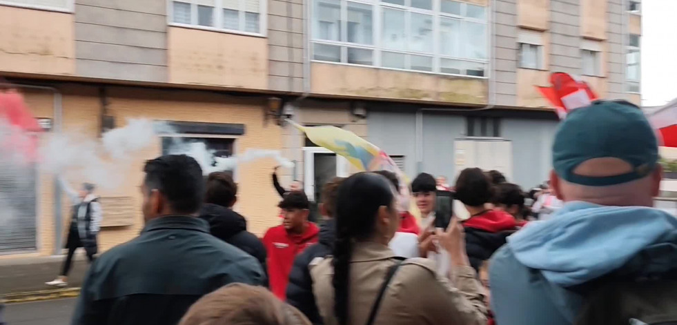 Vídeo: Así recibe la afición al Arosa antes de su final por el play -off con el Alondras