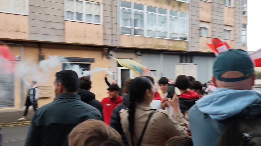 Vídeo: Así recibe la afición al Arosa antes de su final por el play -off con el Alondras