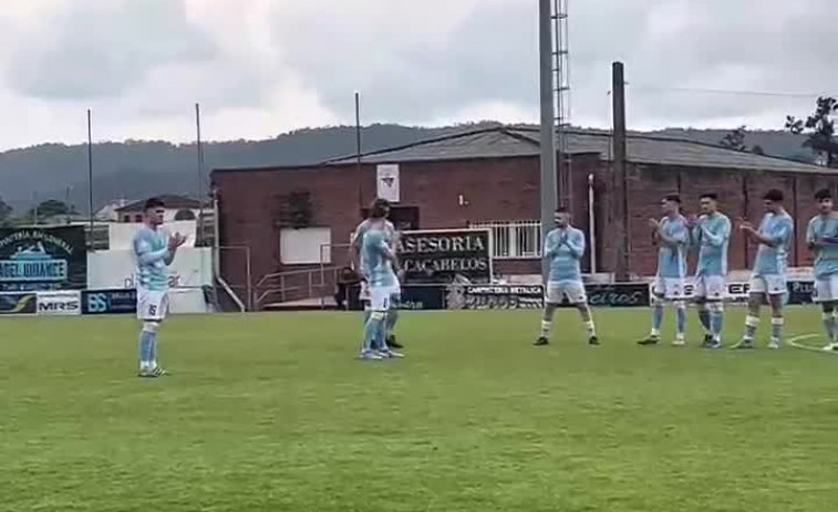 Nico Fraga recibe un merecido homenaje en su último partido con el Villalonga