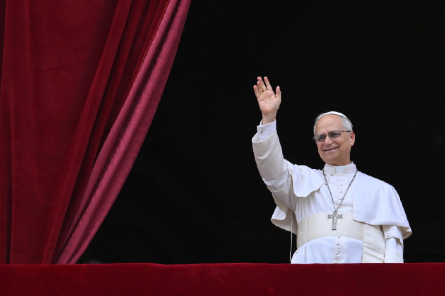 León XIV invita a "escuchar" y "tender puentes", en la misa en las Grutas Vaticanas