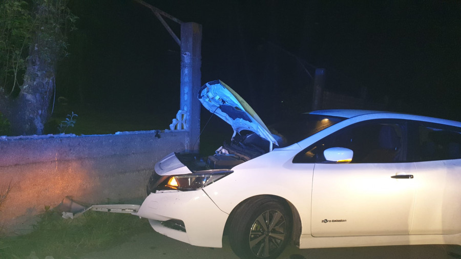 Un coche se empotra contra una casa en Cambados y otro acaba volcado en la Autovía en Meis