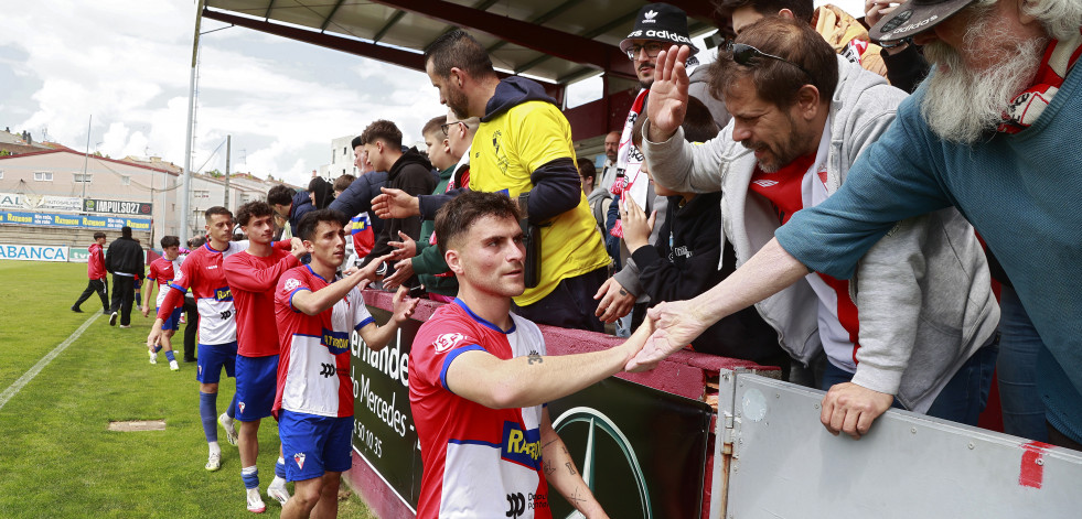 Las imágenes del partido entre el Arosa y el Alondras