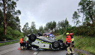 Vuelca un coche de la Guardia Civil en la carretera de Carracedo
