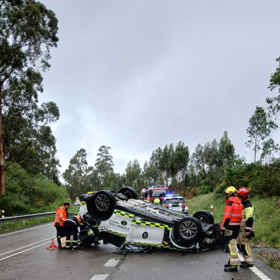 Vuelca un coche de la Guardia Civil en la carretera de Carracedo