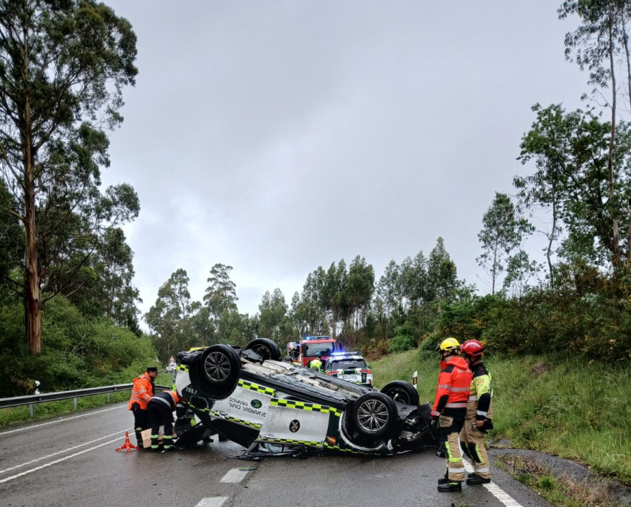 Vuelca un coche de la Guardia Civil en la carretera de Carracedo